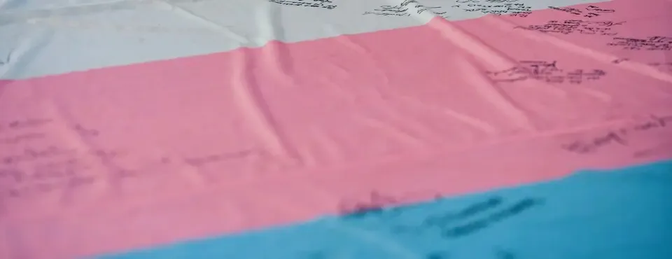 Un fallo judicial permite la continuación de fondos para escuelas magnéticas tras alegaciones de discriminación.