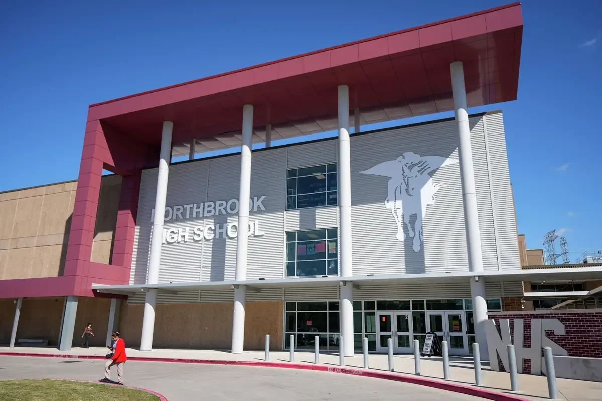 Un fallo reciente afecta las protecciones para minorías en Texas y el caso electoral del distrito escolar.