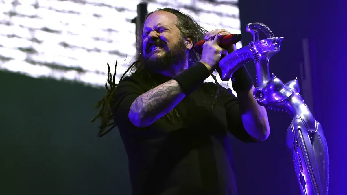 Un fenómeno en TikTok ha revivido el interés por la canción "Freak on a Leash" de Korn.