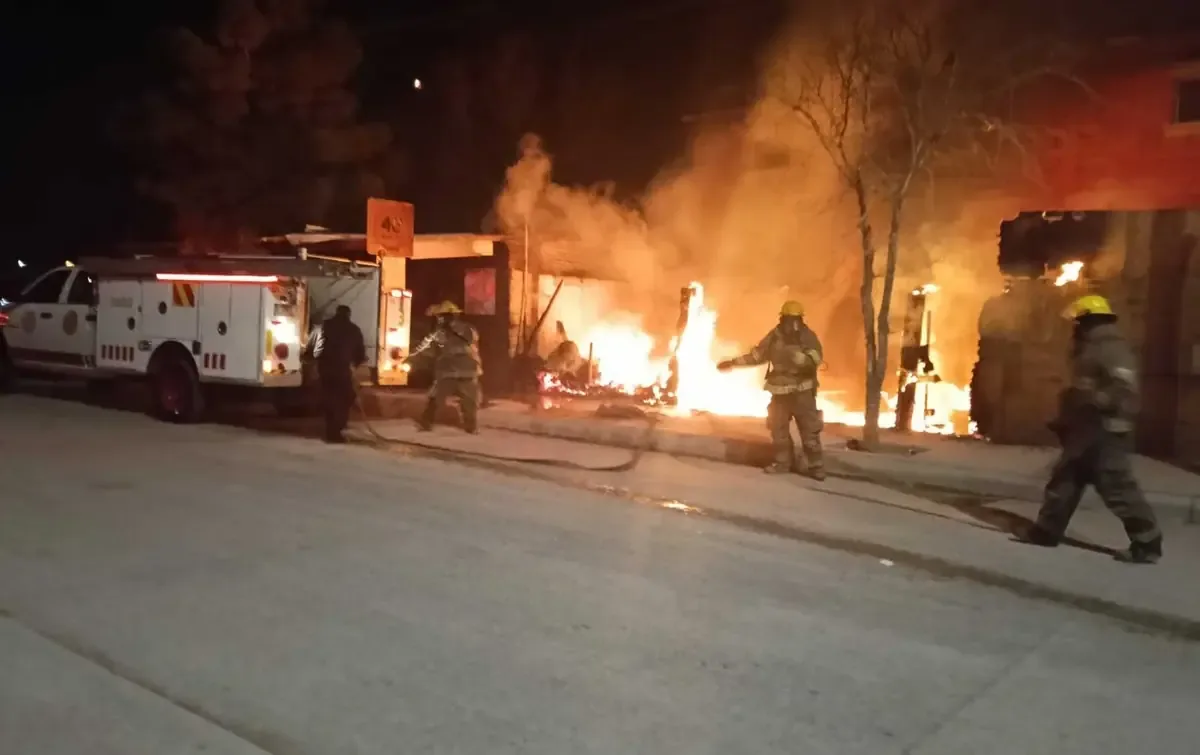 Un fuego en un antiguo centro de rehabilitación en Chihuahua genera alarma pero no hay heridos registrados.