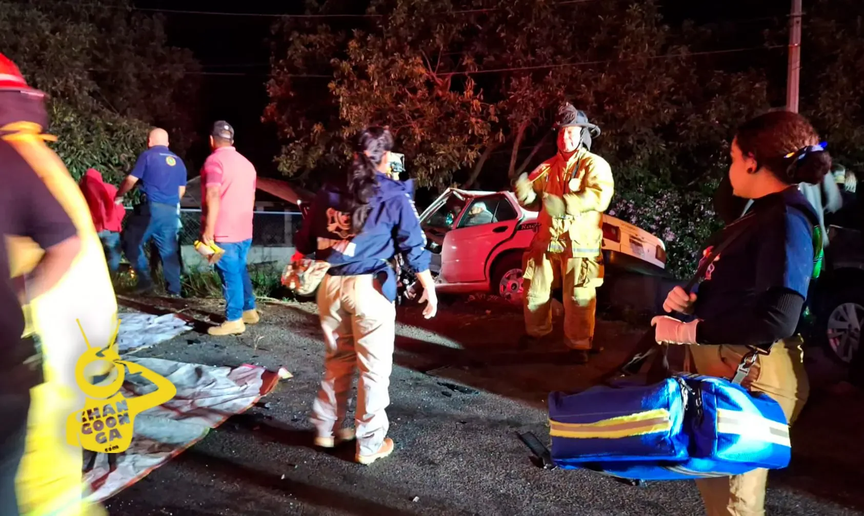 Un fuerte choque entre un auto y un taxi en Michoacán dejó tres heridos.