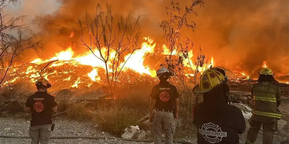 Un fuerte incendio arrasa con vehículos y material inflamable en Santa Catarina, sin reportar heridos.
