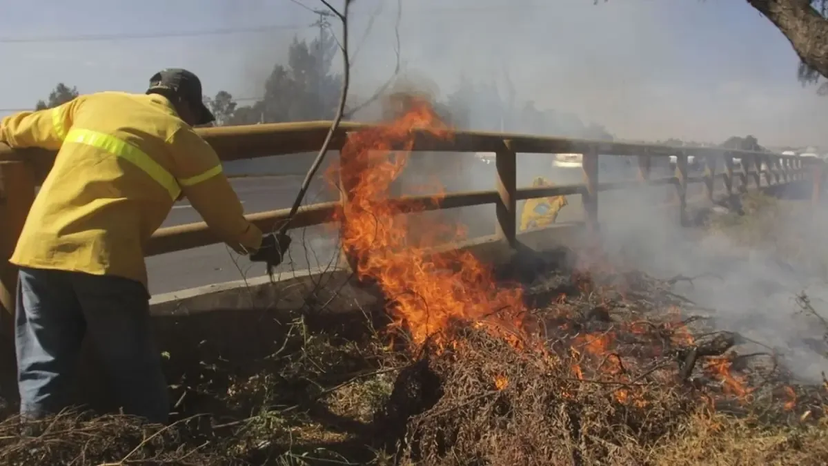 Un fuerte incendio de pastizales afecta la calidad del aire en la zona.