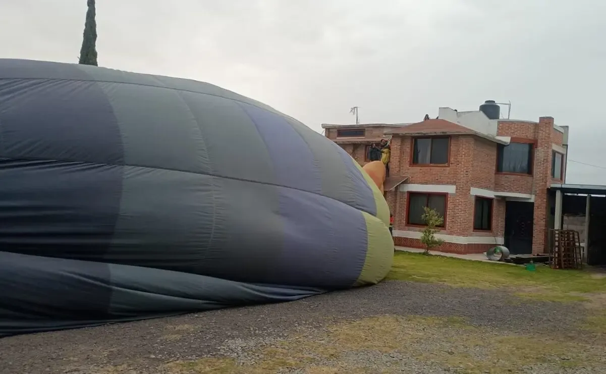 Un globo aerostático aterriza en el Barrio Purificación de Teotihuacán.