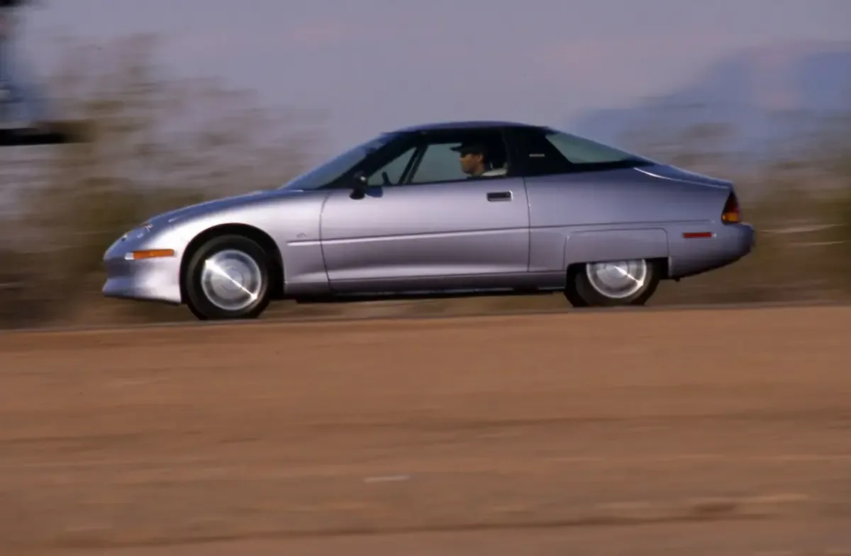 Un GM EV1, olvidado y restaurado, revive con apoyo de General Motors.