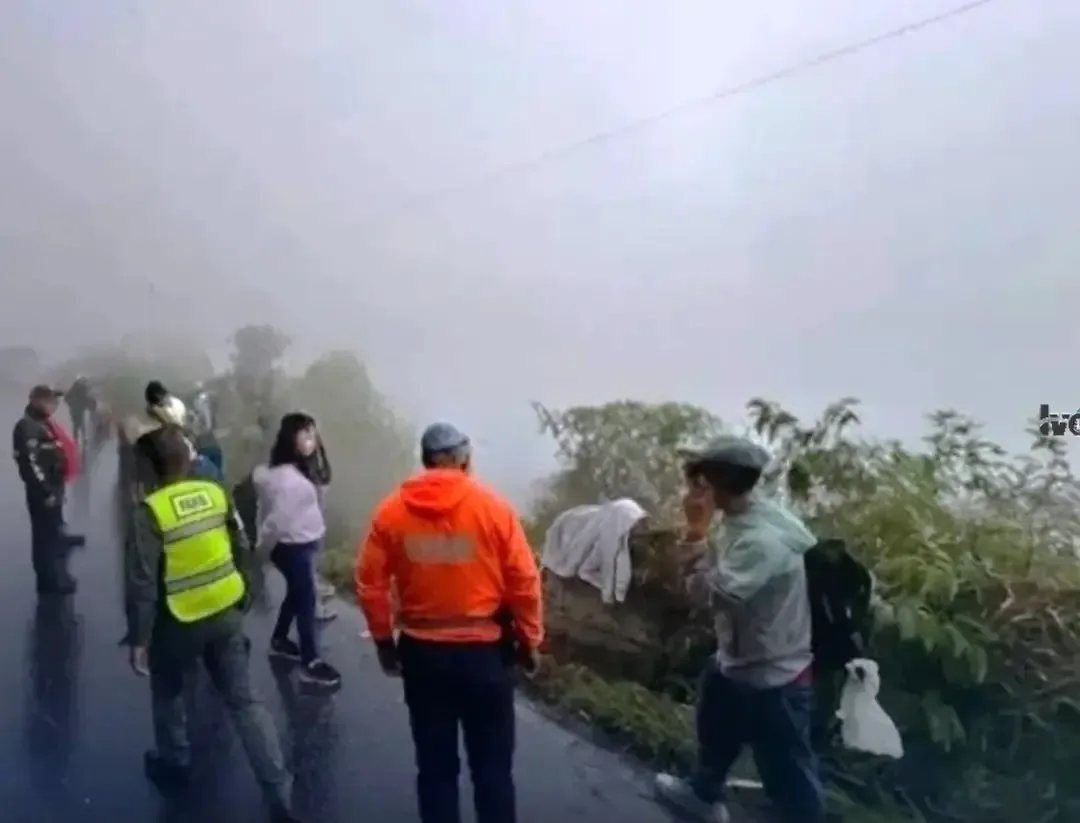 Un grave accidente de autobús provoca múltiples lesiones y cortes de tráfico en la carretera nacional.