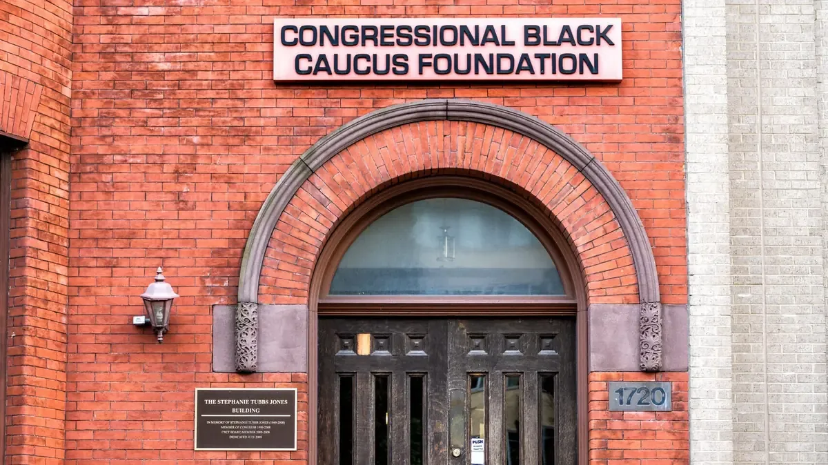Un grupo anti-acción afirmativa acusa a la organización de discriminación racial en sus programas de becas.