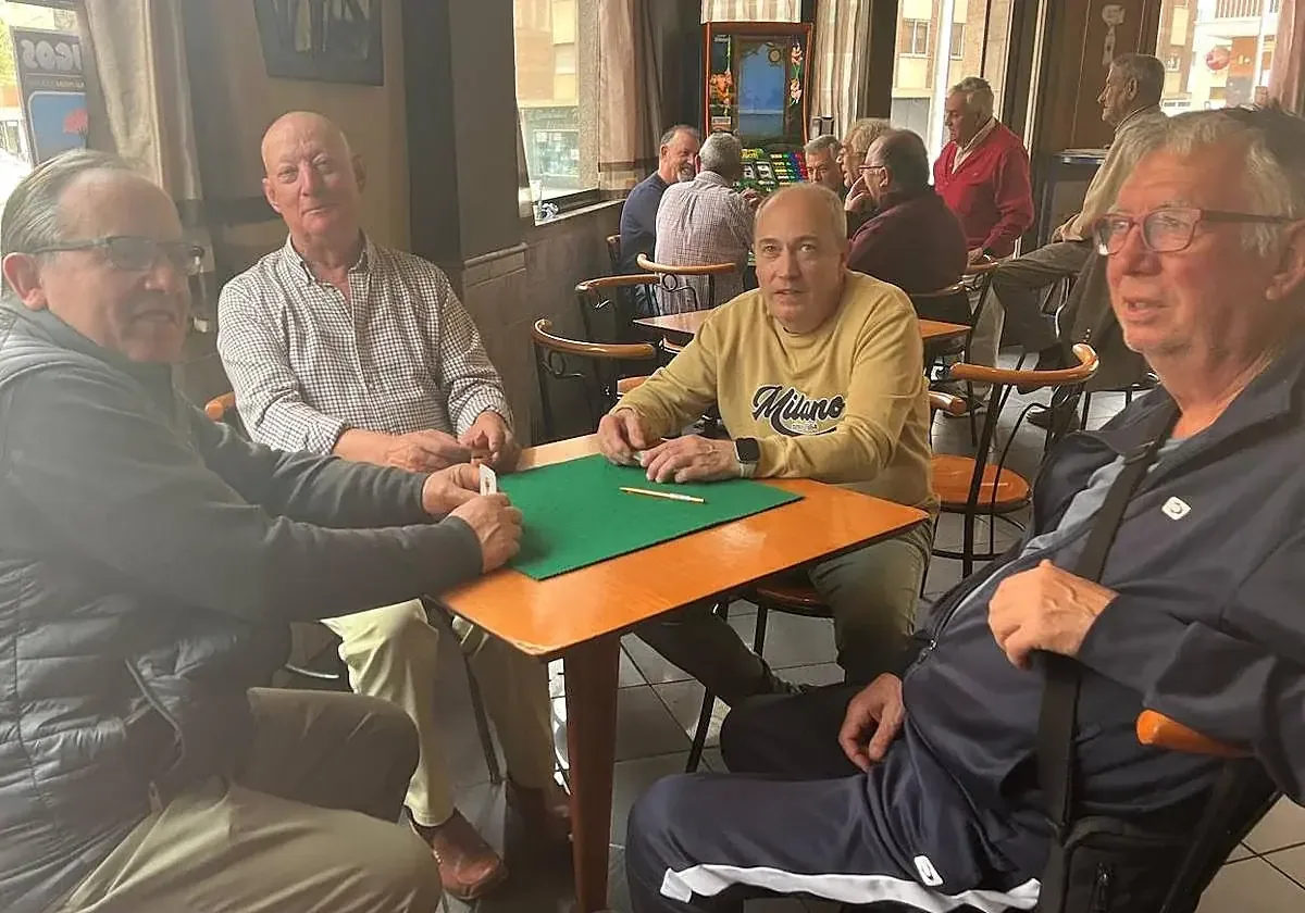 Un grupo de amigos se reúne diariamente en un bar de Ensenada para disfrutar de sus juegos de cartas favoritos.