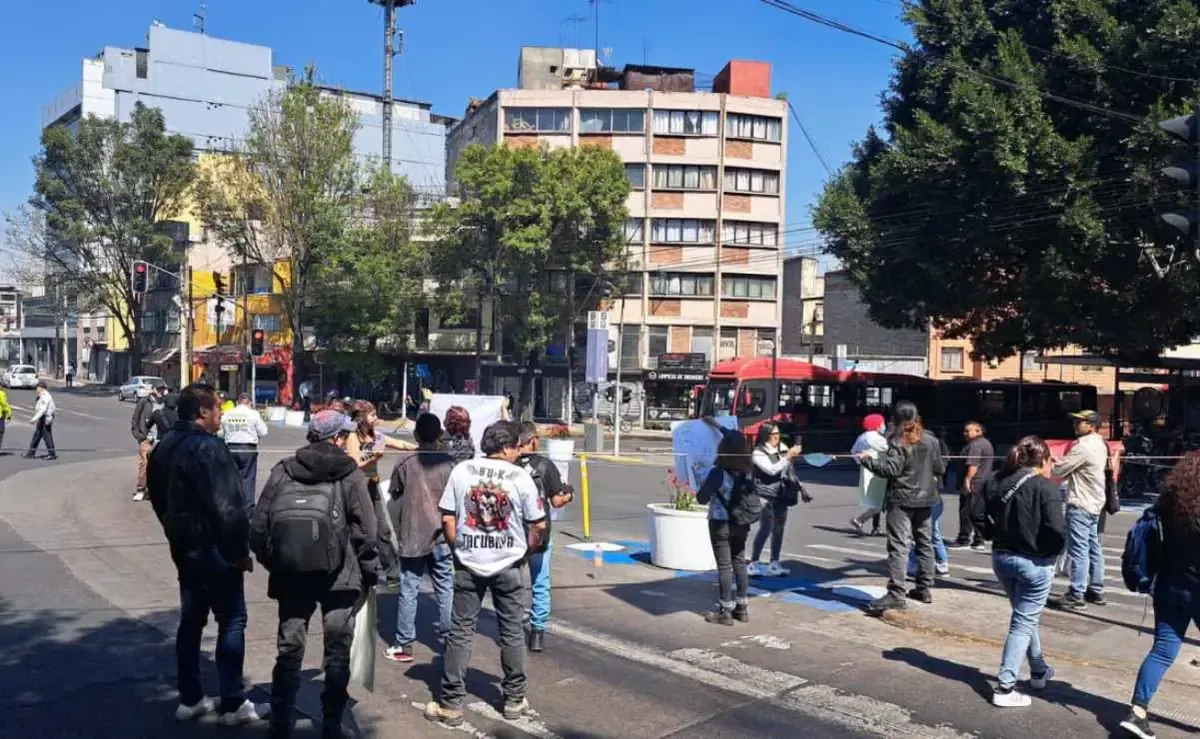 Un grupo de animalistas bloquea avenida por presunto daño a fauna local.