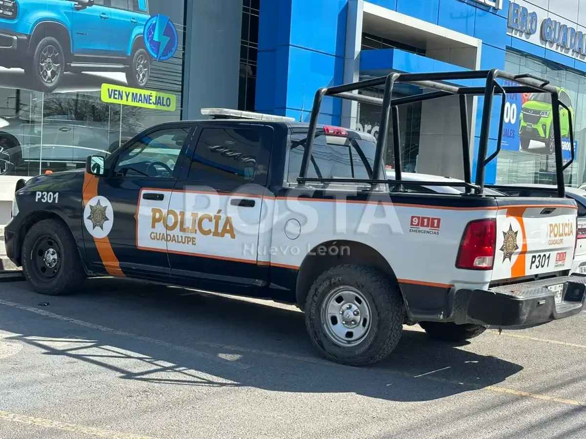 Un grupo de delincuentes armados sometió a los guardias de seguridad y robó en la agencia sin que se reportaran heridos.