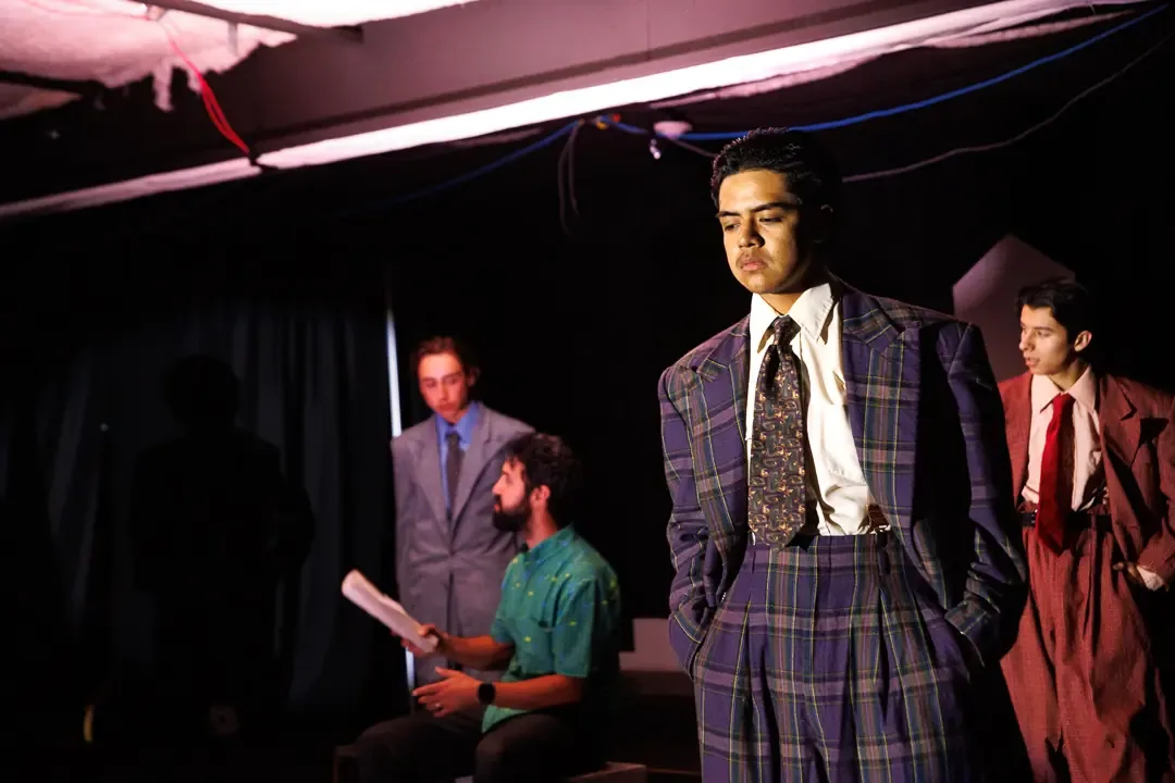Un grupo de estudiantes promueve la identidad cultural a través de una obra emblemática del teatro chicano.