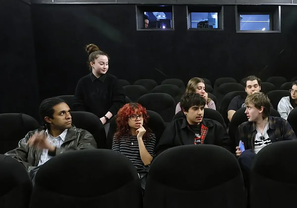 Un grupo de jóvenes se reúne para elegir qué películas ver en funciones conjuntas, superando la falta de propuestas en cines.