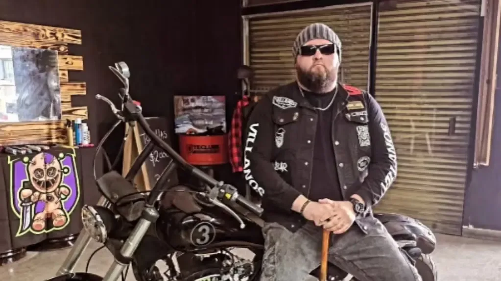 Un grupo de motochorros disparó a Rodrigo Núñez para robarle su moto mientras trabajaba.