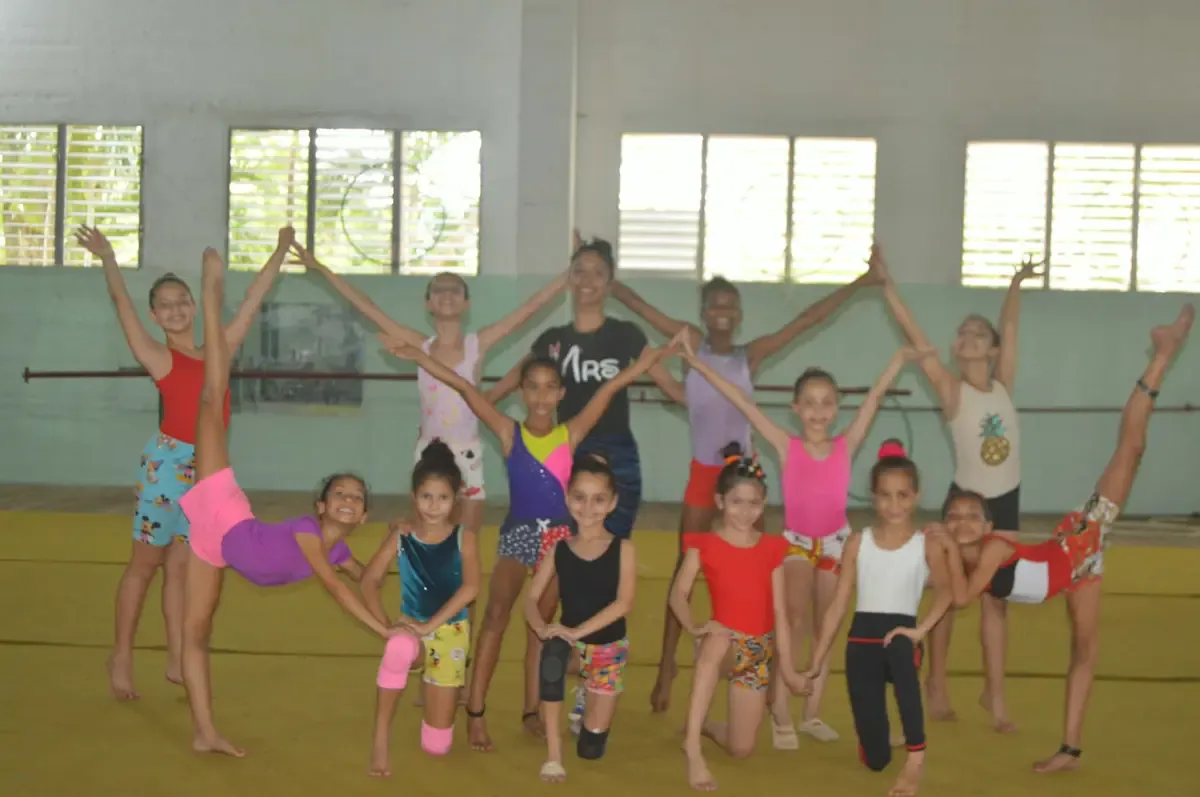 Un grupo de niñas entrena en la sala "Leonardo Mackenzie" cultivando el orgullo de su provincia.