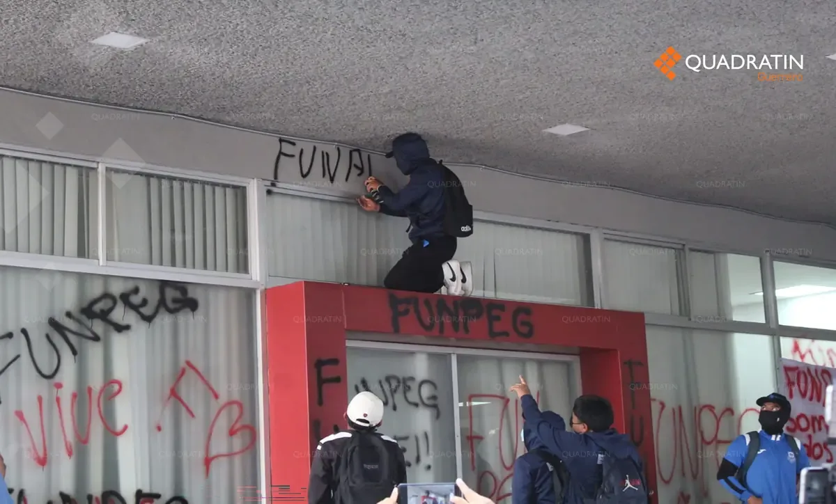 Un grupo de normalistas exige mejoras en equipamiento y becas al gobierno estatal.