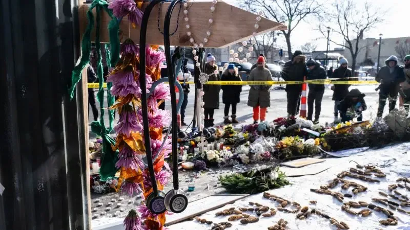Un grupo recuerda a Alex Pretti frente a su antigua escuela en Green Bay.