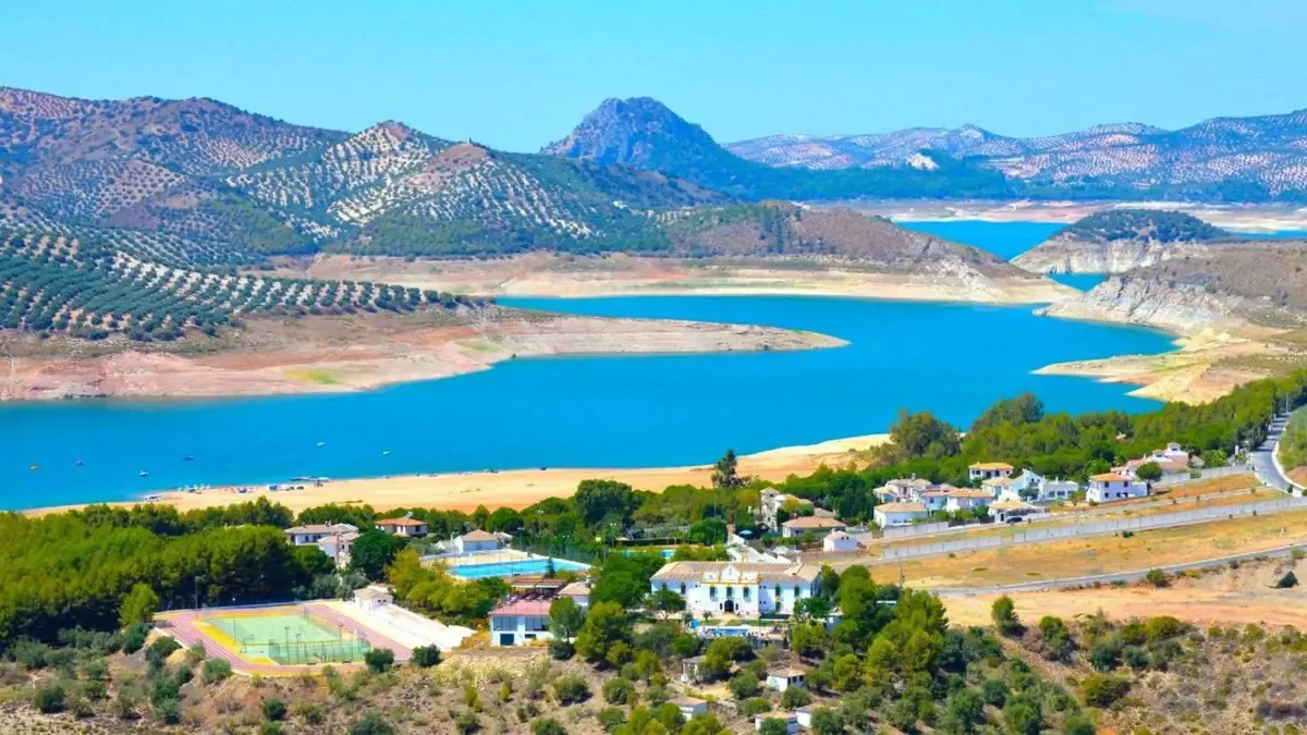 La recuperación del embalse de Iznájar brinda esperanza tras años de sequía en Andalucía.