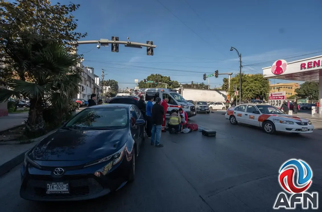 Un hombre de 65 años es atendido tras ser atropellado en Tijuana.