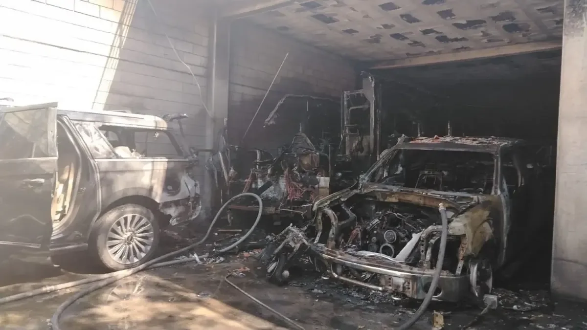 Un hombre de 66 años fue evacuado sin lesiones tras el siniestro, que afectó vehículos cercanos.