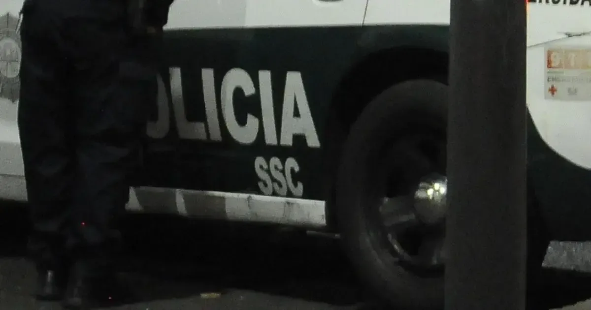 Un hombre de aproximadamente 25 años fue encontrado en un vehículo, causando alarma en la alcaldía Gustavo A. Madero.