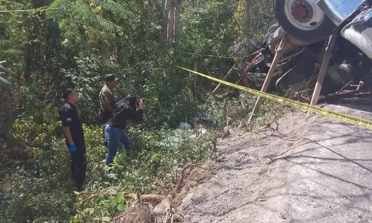 Un hombre de la tercera edad falleció tras volcadura en carretera estatal, generando preocupación en la comunidad.