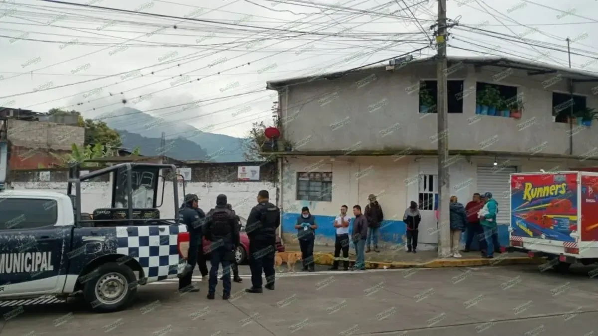 Un hombre en situación de calle fue encontrado sin vida en la vía pública, presuntamente por compromiso alcohólico y bajas temperaturas.