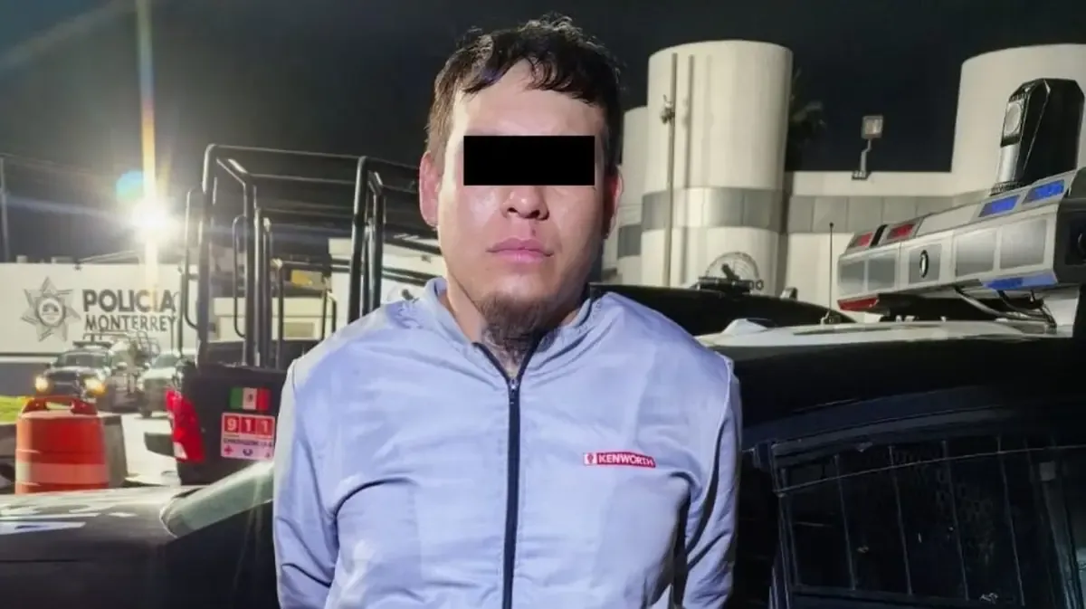 Un hombre fue arrestado por manejar una motocicleta sin placa y con serie alterada, en un operativo policial.