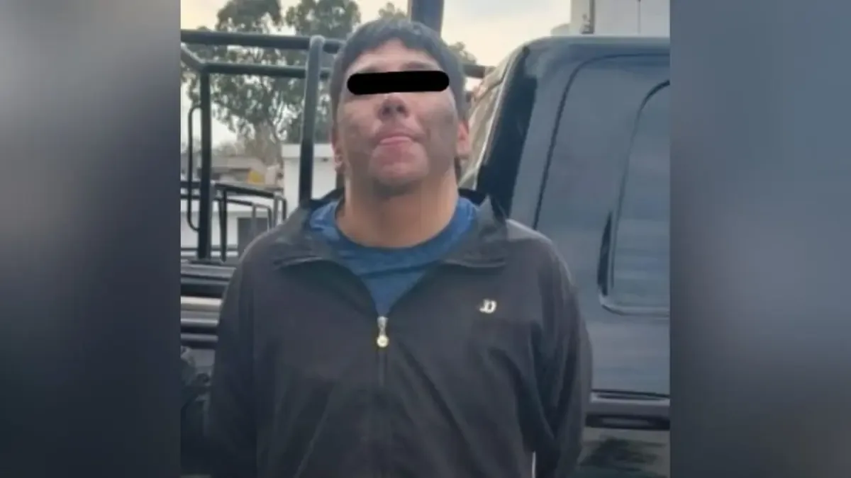 Un hombre fue arrestado tras presuntamente agredir a una mujer en un estacionamiento.