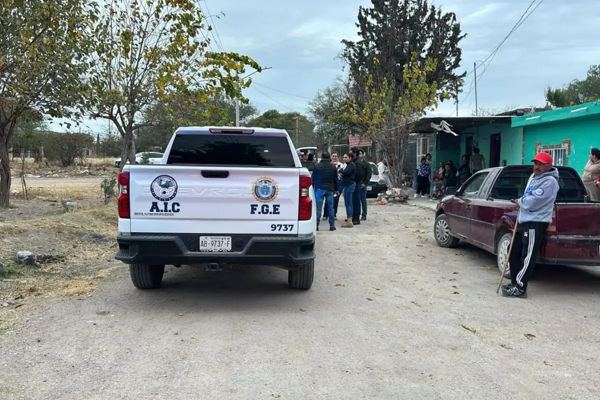 Un hombre herido a balazos es atendido por paramédicos en San Antonio de Peñuelas.