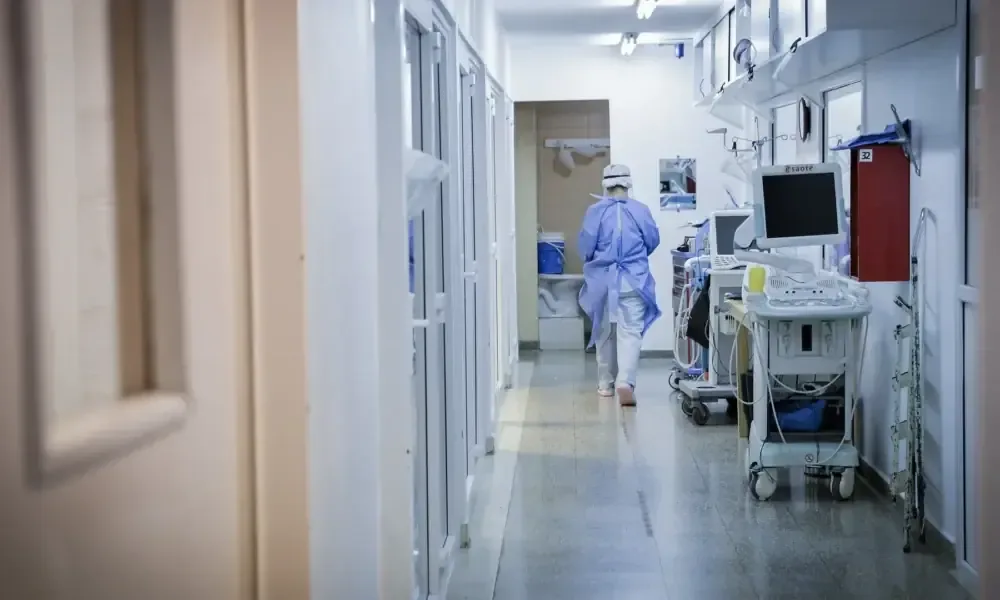 Un hombre interpone acción legal por ruidos nocturnos y perjuicios causados por animales de vecinos.