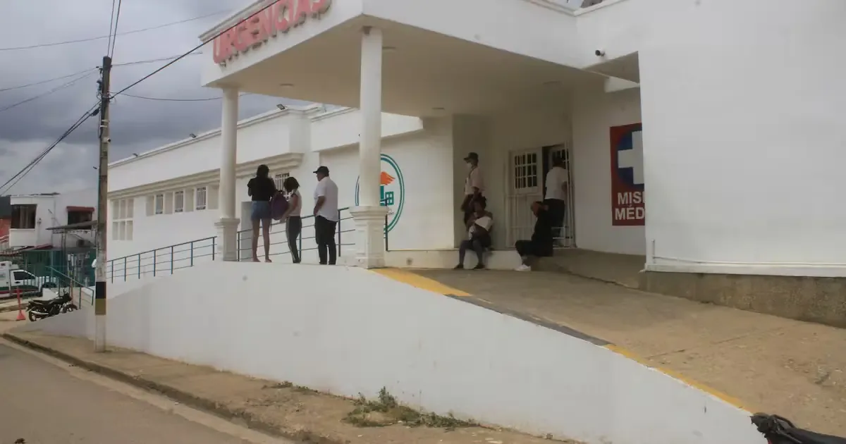 Un hombre recibió múltiples disparos en su hogar, mientras la Policía investiga el ataque.