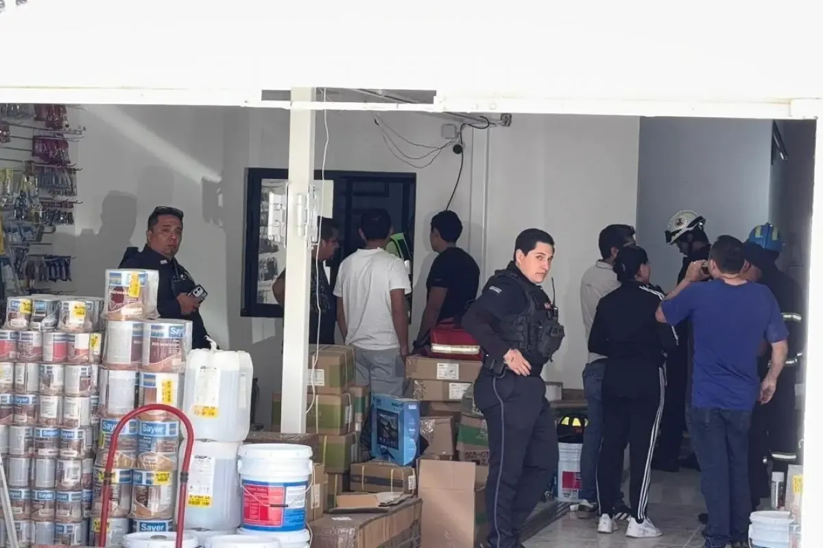 Un hombre y una mujer resultaron lesionados tras la caída del elevador en un establecimiento de pinturas.