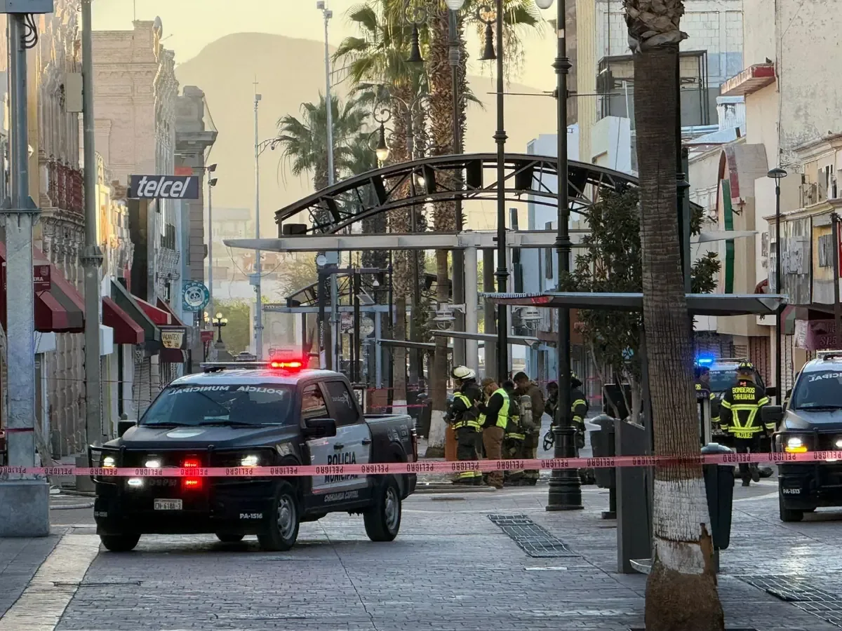 Un incendio a primeras horas de la mañana llevó al cierre de calles importantes en Chihuahua.