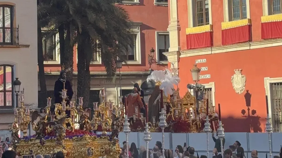 Un incendio afecta el recorrido de cofradías, generando retrasos y confusiones durante la celebración.