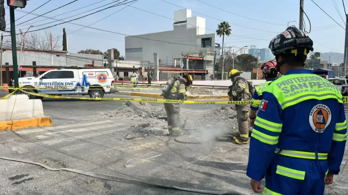 Un incendio en el cableado eléctrico llevó al cierre temporal de la lateral de Vasconcelos, generando atención de servicios de emergencia.