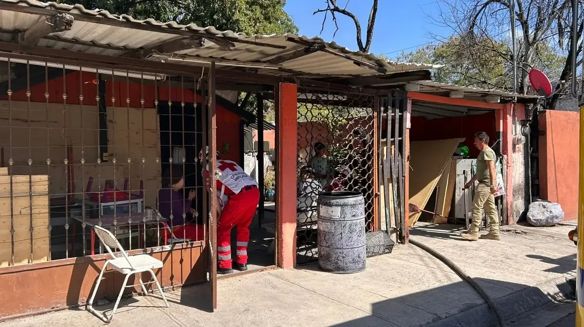 Un incendio en la colonia Valles de la Silla genera atención de emergencias y deja a dos mujeres mayores en crisis.