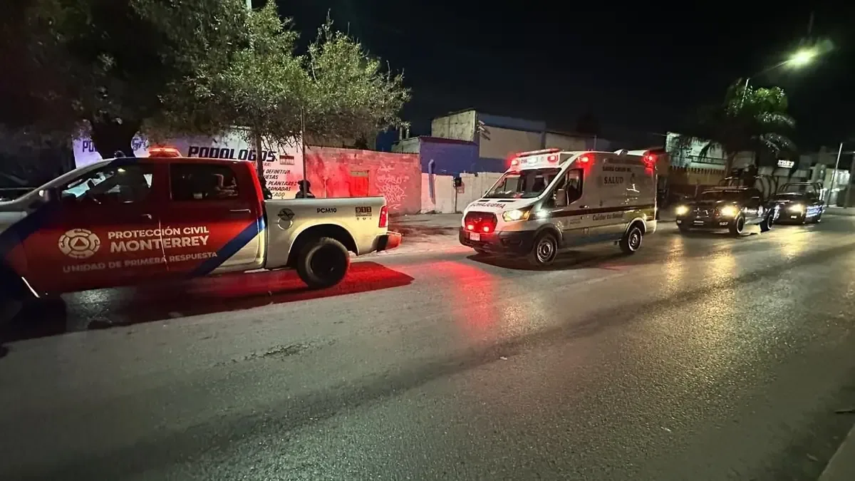 Un incendio en la vía pública dejó a un hombre sin vida en el centro de Monterrey, generando una rápida respuesta de emergencias.