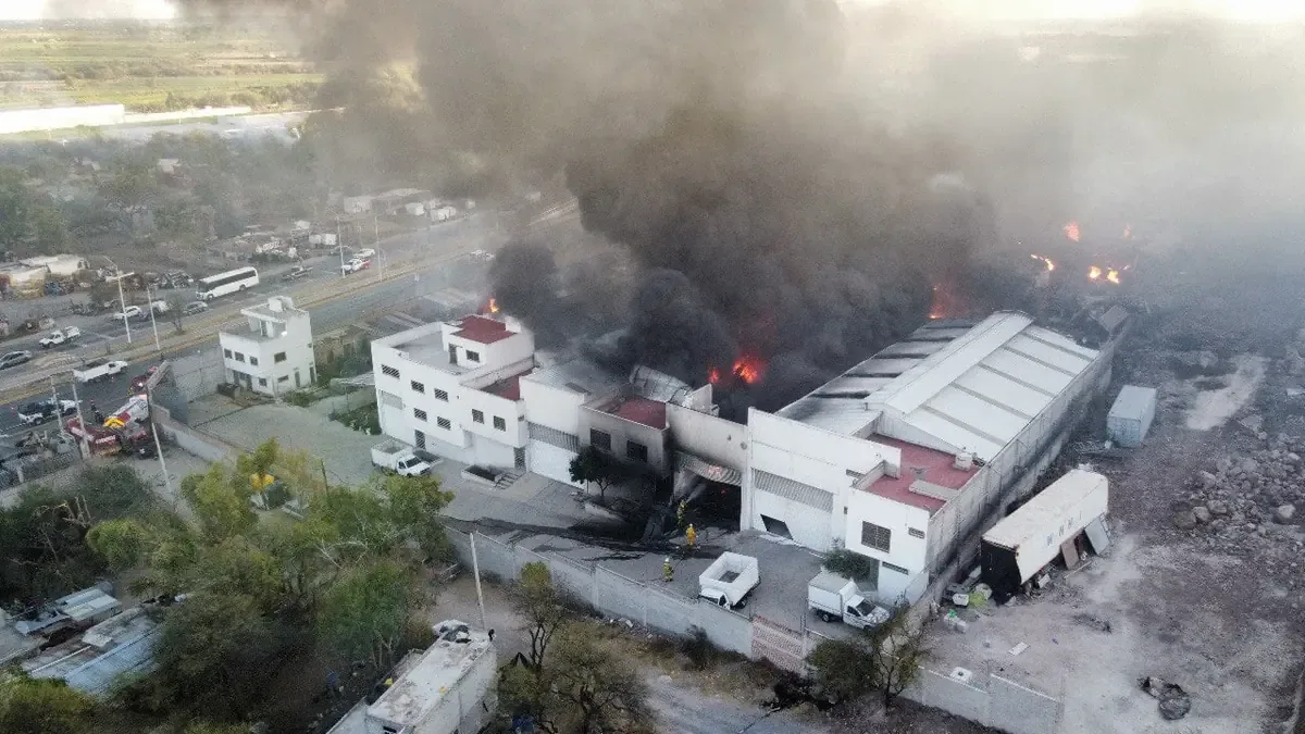 Un incendio en León moviliza cuerpos de emergencia y daña varias naves industriales.