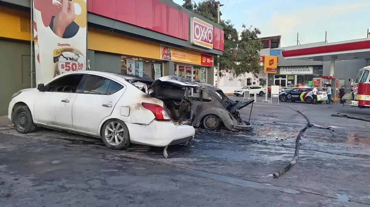Un incendio en un estacionamiento deja dos automóviles dañados sin heridos.
