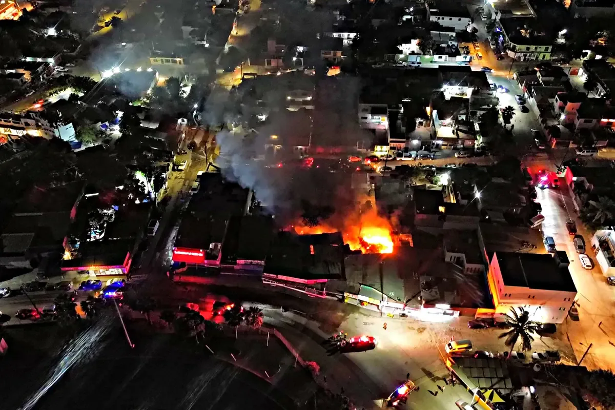 Un incendio en un área comercial no produjo lesionados, pero causó severos daños estructurales.