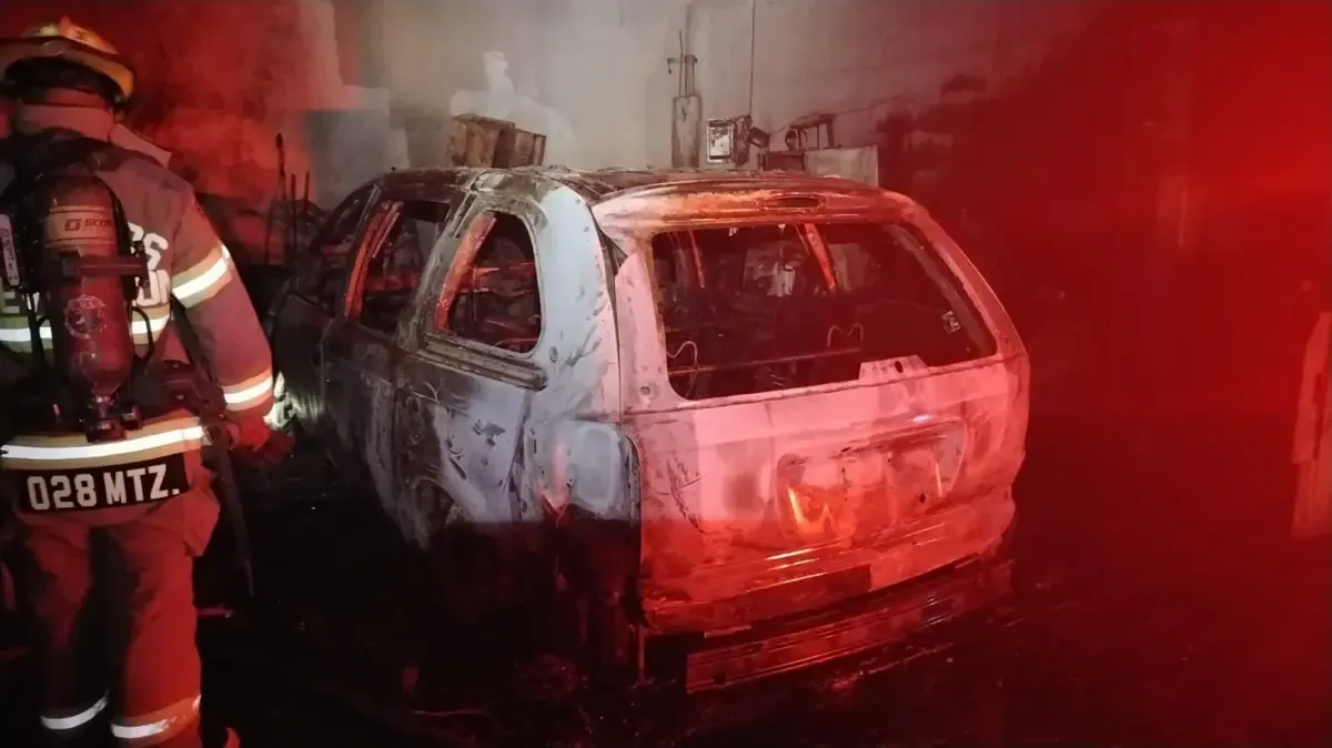 Un incendio en un taller al aire libre no dejó personas lesionadas ni heridos, pero causó daños significativos.