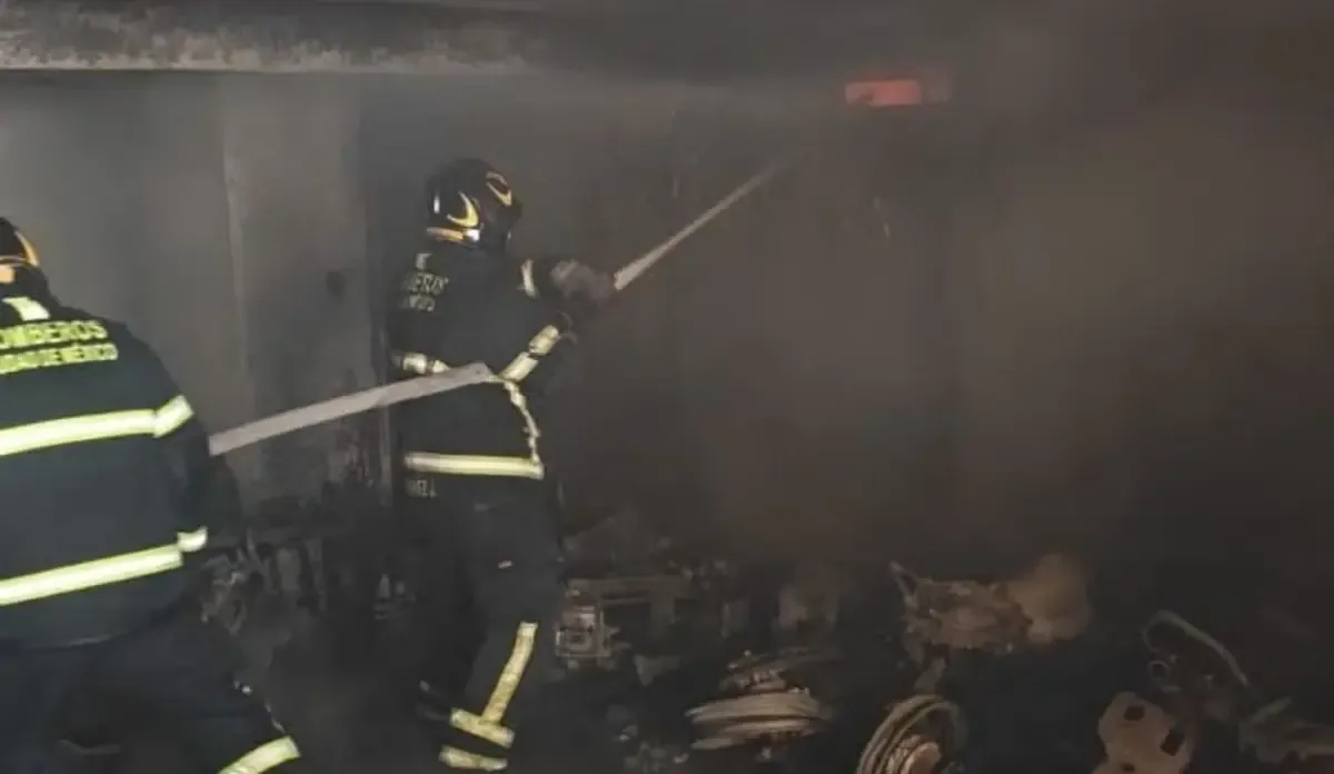 Un incendio en un taller mecánico en Iztapalapa provocó la evacuación de 15 personas y el rescate de mascotas, sin lesionados.