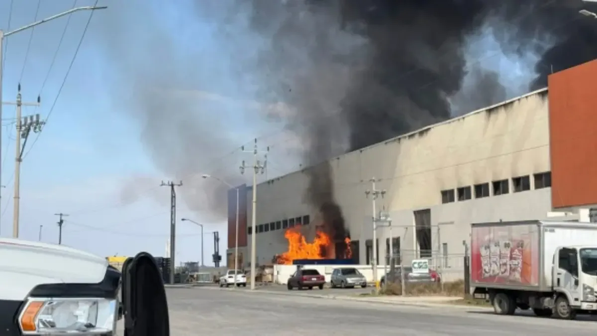 Un incendio en una fábrica de Escobedo, NL, provoca la movilización de cuerpos de auxilio y genera preocupación por los materiales inflamables.