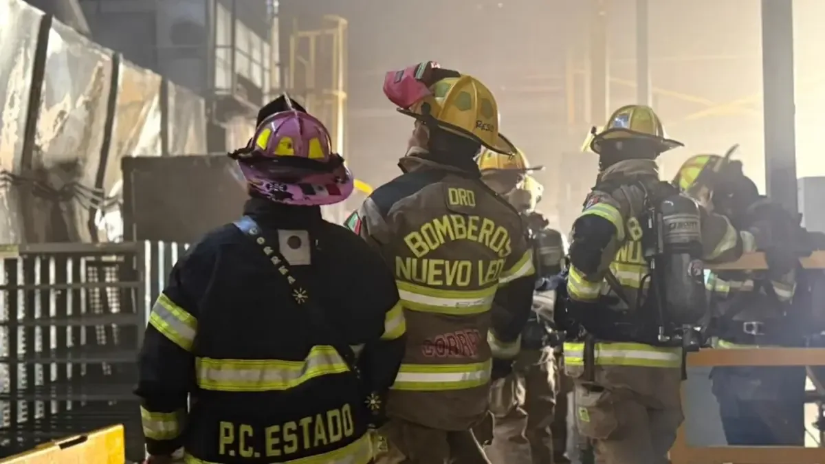 Un incendio en una planta industrial mobiliza a bomberos y paramédicos en Santa Catarina.