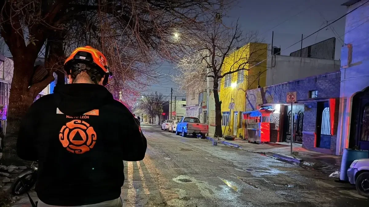Un incendio en una vivienda de cuartos de renta movilizó a cuerpos de emergencia sin reportar lesiones.