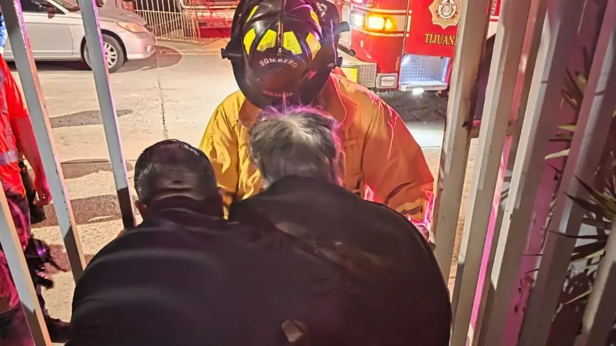 Un incendio en una vivienda de Tijuana fue controlado rápidamente. Bomberos rescataron a una mujer de la tercera edad sin lesiones.