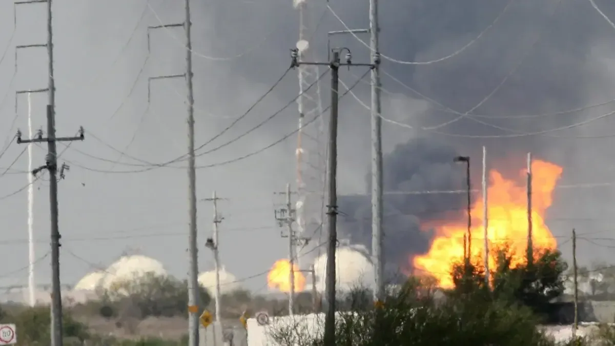 Un incendio grave en la refinería Olmeca genera preocupaciones sobre la seguridad laboral y ambiental en México.