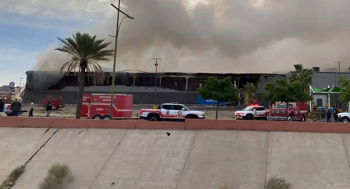 Un incendio totaliza la tienda Sam’s en Hermosillo, sin reportes de heridos, confirma Protección Civil.