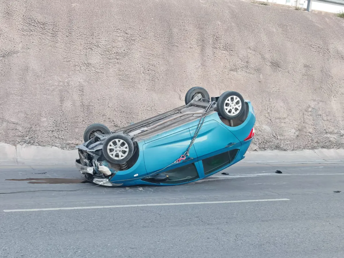 Un incidente de tránsito en Chihuahua dejó al conductor con lesiones menores, sin requerir hospitalización.