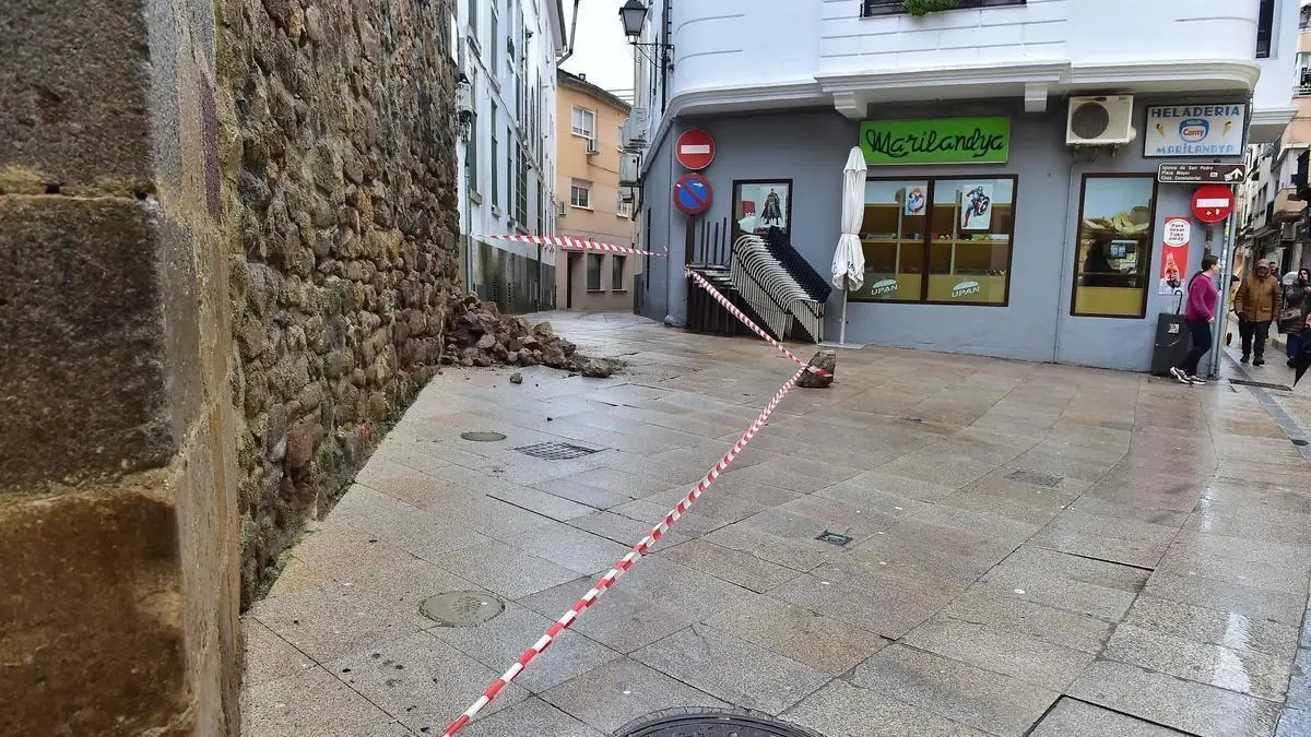 Un incidente estructural obliga a restringir el tráfico en la zona para garantizar la seguridad de vecinos y vehículos.